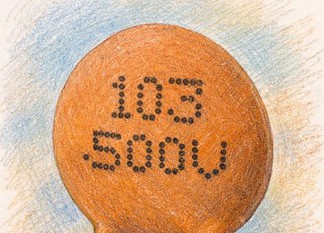 Keramische condensator: werking en toepassingen Keramische schijfcondensator met draaduitvoeringen, opdruk 103 voor 10 nF en spanningsklasse 500 volt