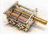 Variabele condensator: werking en toepassingen Variabele condensator met draaiende metalen platen, gebruikt voor het afstemmen van frequenties in radio- en elektronische schakelingen.