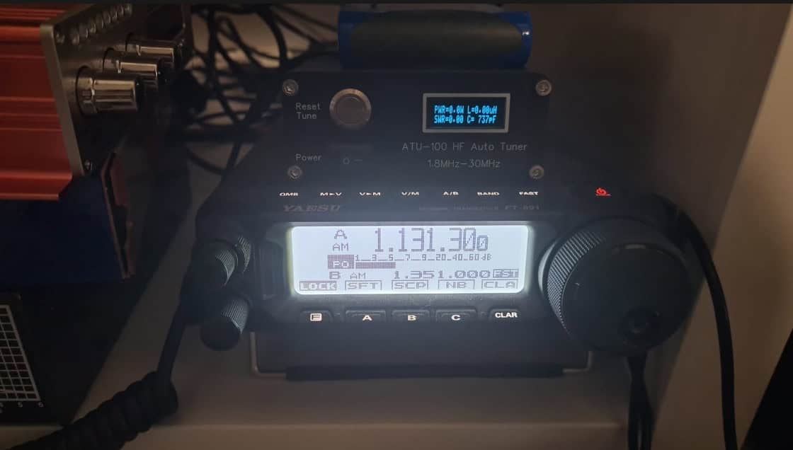 ATU-100-antennetuner boven een Yaesu FT-891-transceiver met displays voor SWR, vermogen, inductie en capaciteit.